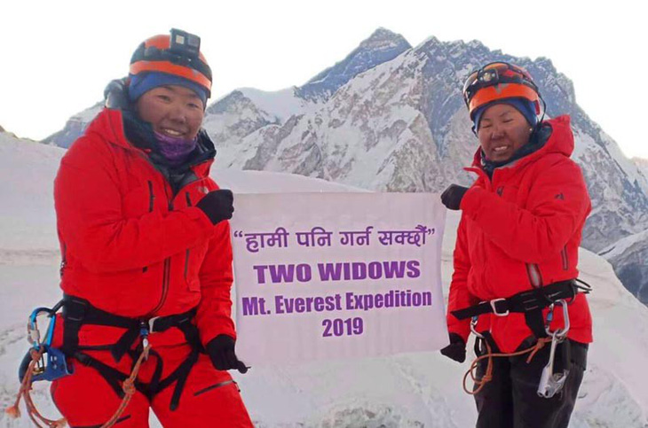 Hai góa phụ chinh phục Everest để truyền cảm hứng sống - Ảnh 1.