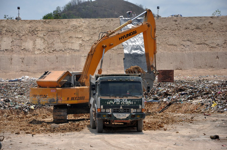 Cục Cảnh sát môi trường bất ngờ kiểm tra bãi rác của Công ty TNHH Kbec Vina - Ảnh 1.