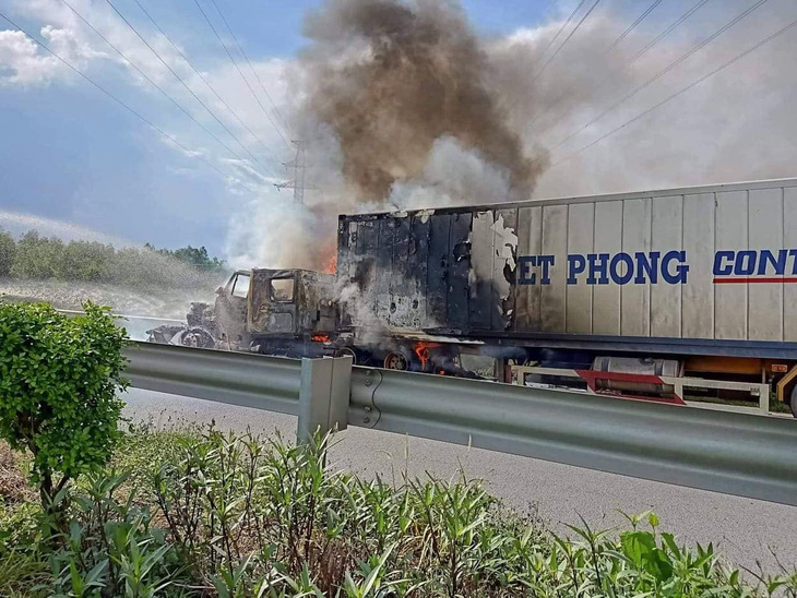 Xe container cháy ngùn ngụt trên cao tốc TP.HCM - Long Thành - Dầu Giây - Ảnh 1.