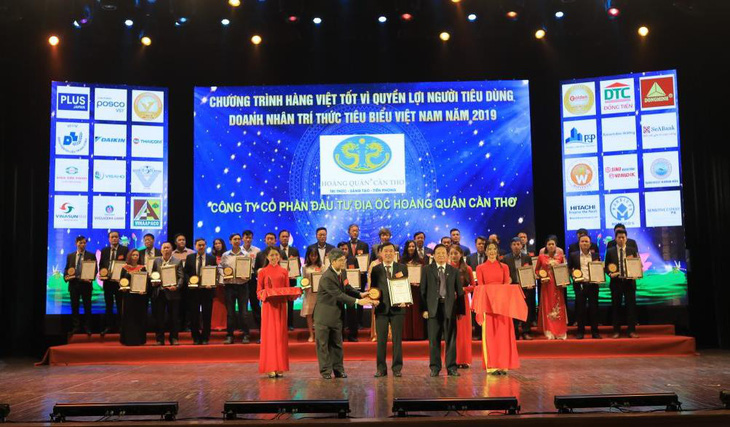 Hoàng Quân Cần Thơ liên tiếp nhận giải thưởng về thương hiệu Việt - Ảnh 2.