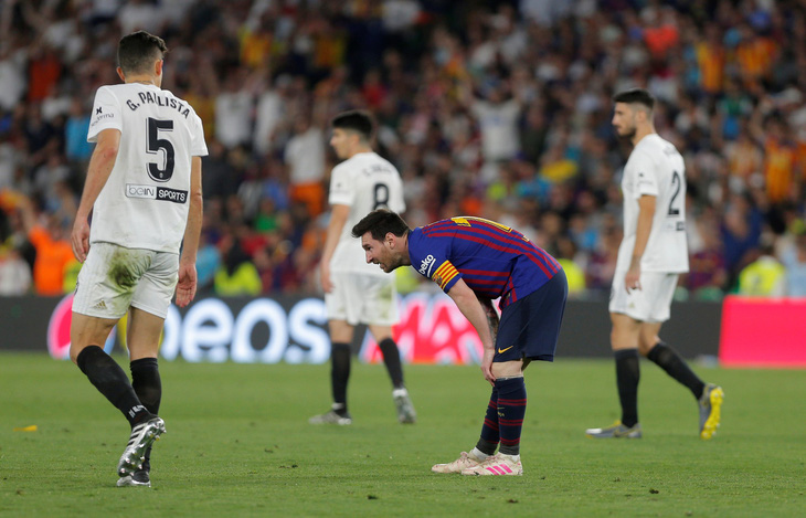 Messi ghi bàn, Barca vẫn mất Cúp nhà vua vào tay Valencia - Ảnh 2.