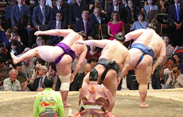 Lãnh đạo Mỹ, Nhật đi xem sumo: chiếm cả ngàn chỗ ngồi - Ảnh 2.