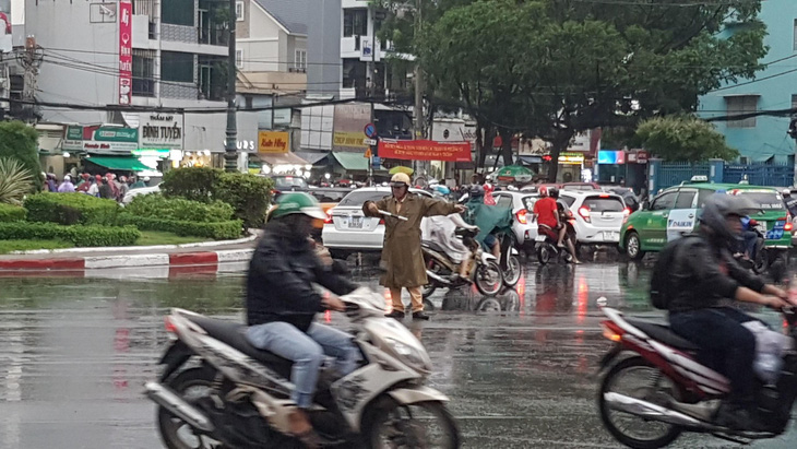 4 khuyến cáo của Cảnh sát giao thông TP.HCM cho người đi xe máy mùa mưa - Ảnh 1.