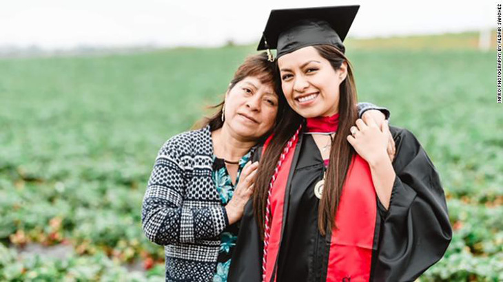 Ngày tốt nghiệp, con gái chụp ảnh với cha mẹ làm thuê trên đồng cà chua - Ảnh 3.