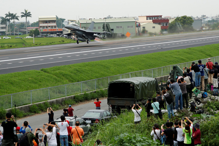 Tiêm kích Đài Loan đáp xuống đường cao tốc trong tập trận chống Trung Quốc - Ảnh 1.