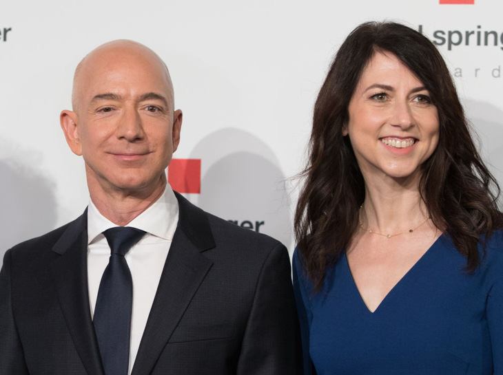 Vợ cũ tỉ phú Bezos giàu nhất thế giới hiến nửa gia tài làm từ thiện - Ảnh 1.