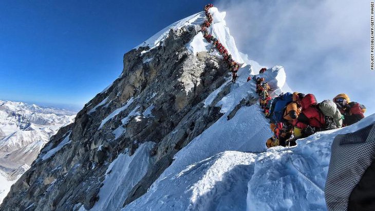 Đã có 11 người chết vì leo núi Everest từ đầu 2019, vì sao? - Ảnh 1.