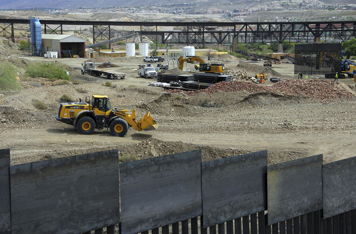 Người ủng hộ ông Trump bỏ tiền túi xây bức tường biên giới với Mexico - Ảnh 1.