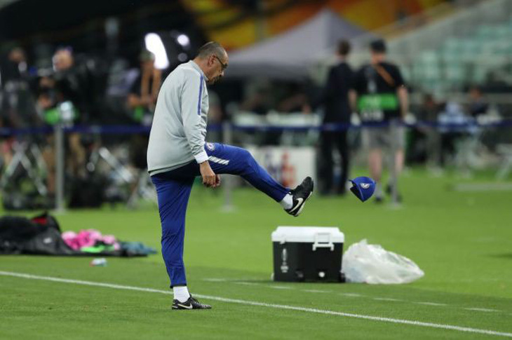 Luiz và Higuain cãi vã, HLV Sarri ném mũ bỏ dỡ buổi tập của Chelsea - Ảnh 3.