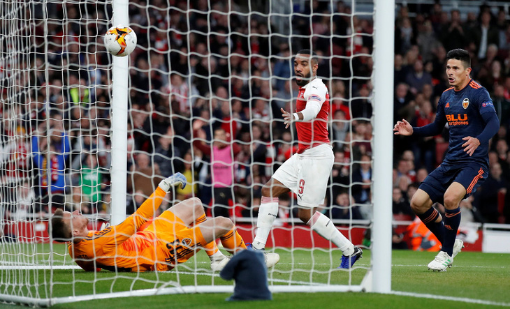 Lacazette giúp Arsenal lội ngược dòng thắng Valencia - Ảnh 3.