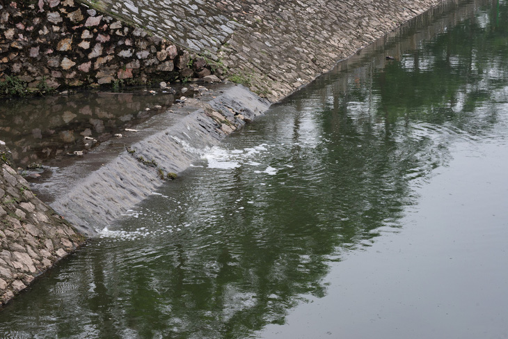 Bất ngờ khi nước sông Tô Lịch chuyển màu xanh - Ảnh 3.