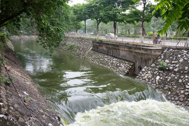 Bất ngờ khi nước sông Tô Lịch chuyển màu xanh - Ảnh 2.