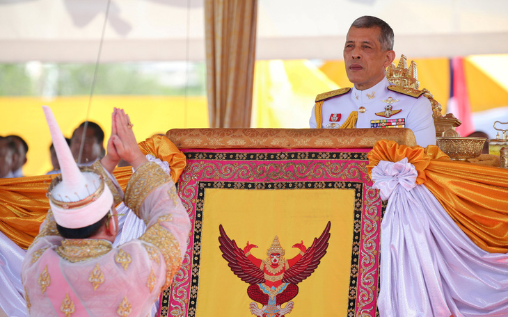 Lễ đăng cơ nhà vua Thái Vajiralongkorn qua những con số