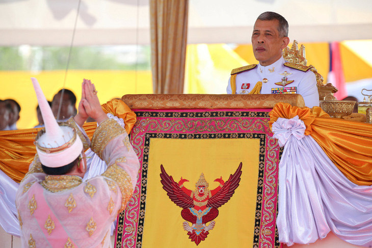 Lễ đăng cơ nhà vua Thái Vajiralongkorn qua những con số - Ảnh 1.