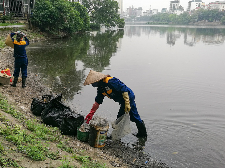Thanh tra việc mua bán chất làm sạch hồ tại Hà Nội - Ảnh 1.