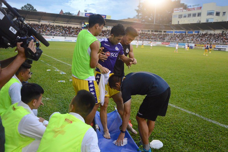 Đình Trọng chấn thương, Hà Nội và Hoàng Anh Gia Lai chia điểm - Ảnh 2.