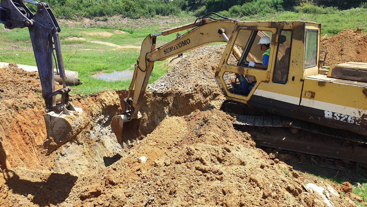 Đang đào bới vị trí nghi doanh nghiệp xả thải ra sông La Ngà - Ảnh 1.