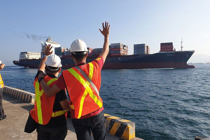 Ngoại trưởng Philippines vẫy tay tiễn biệt  69 container rác về lại Canada - Ảnh 1.