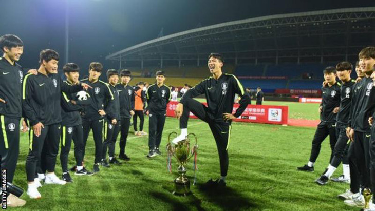 Người hâm mộ Trung Quốc phẫn nộ với hành vi xúc phạm của cầu thủ U18 Hàn Quốc - Ảnh 1.