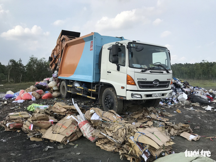 Bắt quả tang xe công ty xử lý rác đổ trộm chất thải - Ảnh 3.