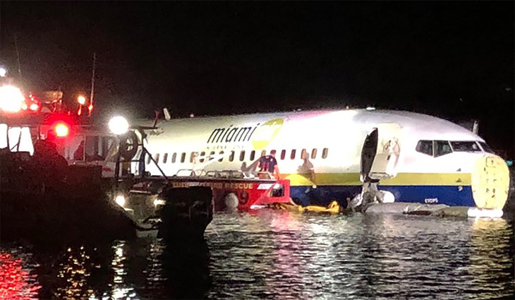 Máy bay Boeing 737 chở 143 người lao xuống sông tại Florida - Ảnh 2.