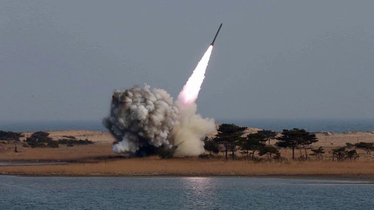 Hàn Quốc cải chính: Triều Tiên không phóng tên lửa mà là ‘đầu đạn tầm ngắn’ - Ảnh 1.