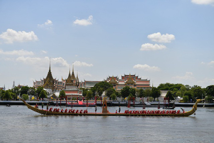 Nhà vua Thái Maha Vajiralongkorn đăng cơ - Ảnh 17.