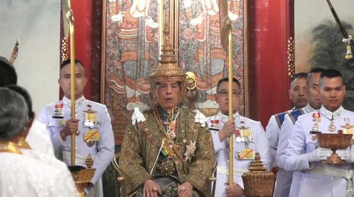 Nhà vua Thái Maha Vajiralongkorn đăng cơ - Ảnh 8.
