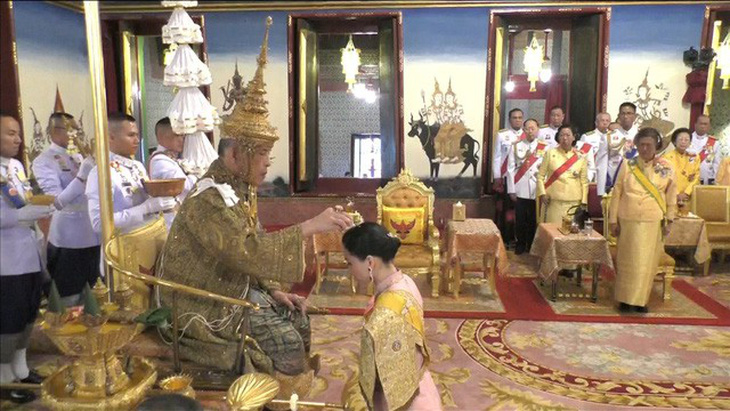 Nhà vua Thái Maha Vajiralongkorn đăng cơ - Ảnh 7.