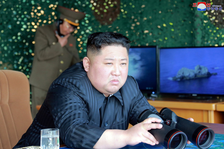 Ông Kim Jong Un đích thân giám sát diễn tập phóng pháo phản lực - Ảnh 2.