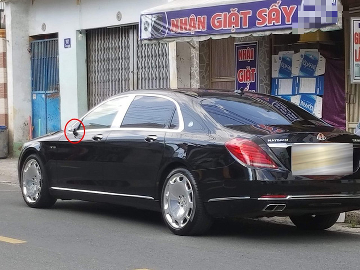 Xe Maybach chục tỉ đậu ngoài đường bị bẻ kính chiếu hậu - Ảnh 1.