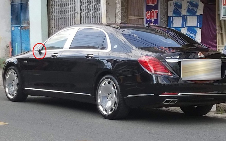 Xe Maybach chục tỉ đậu ngoài đường bị bẻ kính chiếu hậu