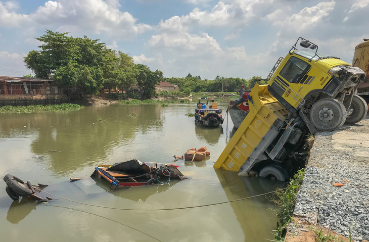 Xe ben rơi xuống sông đè chìm ghe bán tạp hóa - Ảnh 1.