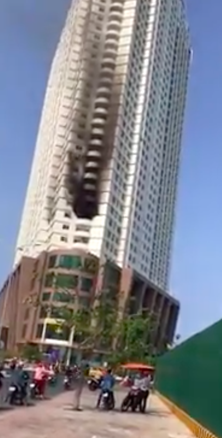 Cháy ở tầng 10 tòa nhà Mường Thanh Luxury Khánh Hòa - Ảnh 3.