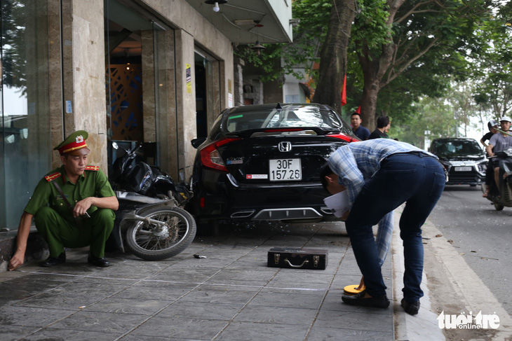 Ôtô bỗng dưng lệch đường, quét hàng loạt xe máy trên phố Hà Nội - Ảnh 7.