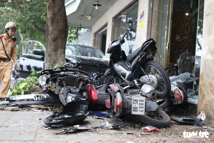 Ôtô bỗng dưng lệch đường, quét hàng loạt xe máy trên phố Hà Nội - Ảnh 1.