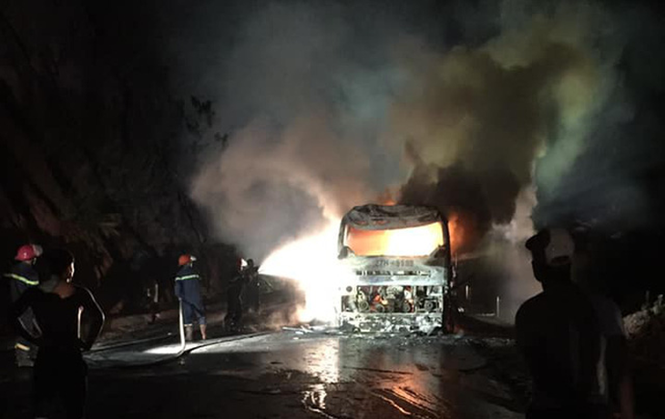 Xe giường nằm bốc cháy, 30 hành khách hoảng hốt tháo chạy - Ảnh 1.