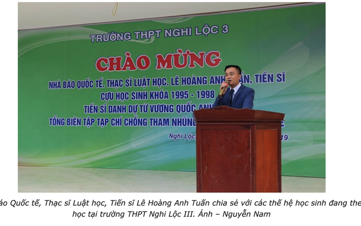 Trường cho treo biển ‘chào mừng nhà báo quốc tế’ vì thấy có trung ương về dự