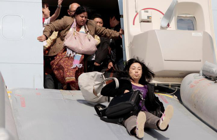 Yếu tố thoát hiểm sống còn: bỏ lại hành lý khi máy bay gặp sự cố - Ảnh 1.