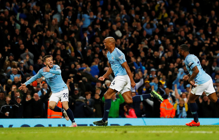 Kompany lập siêu phẩm, ‘Man xanh’ chờ đăng quang tại Brighton - Ảnh 2.