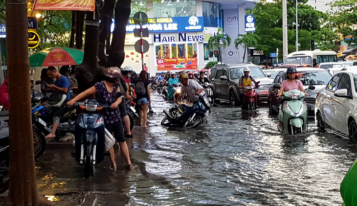 TP.HCM mưa diện rộng, nhiều tuyến đường ngập nước - Ảnh 8.