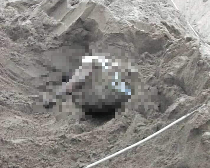 Phát hiện tài xế xe ben bị vùi trong đống cát - Ảnh 1.