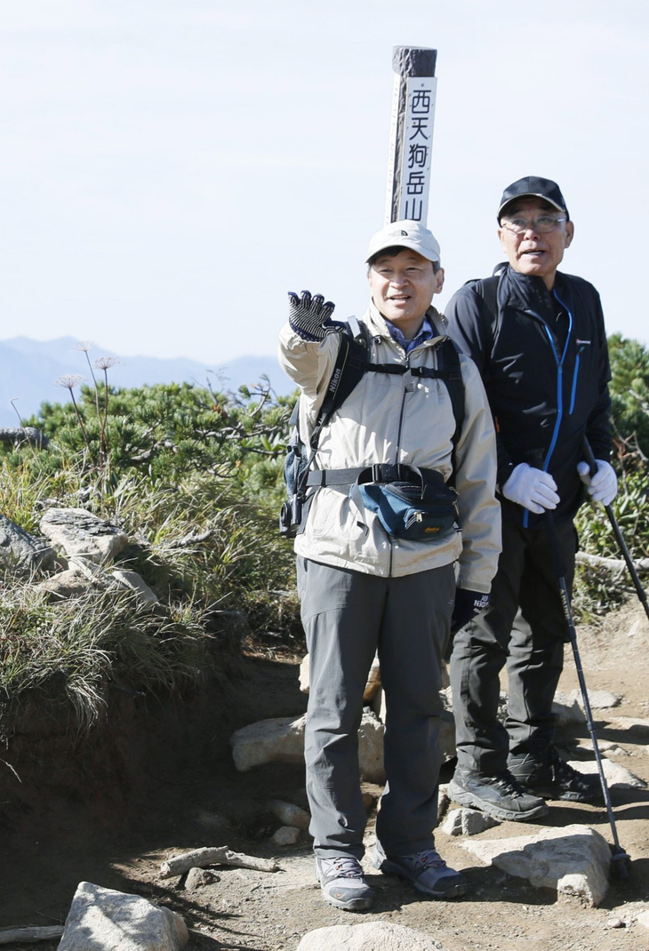 Tân Nhật hoàng Naruhito có thể phải từ bỏ đam mê trekking - Ảnh 1.