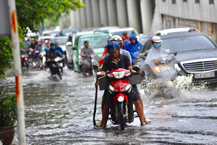 TP.HCM mưa diện rộng, nhiều tuyến đường ngập nước - Ảnh 10.