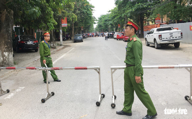 Cháy trường mầm non, sơ tán cả trăm trẻ giữa trưa - Ảnh 8.