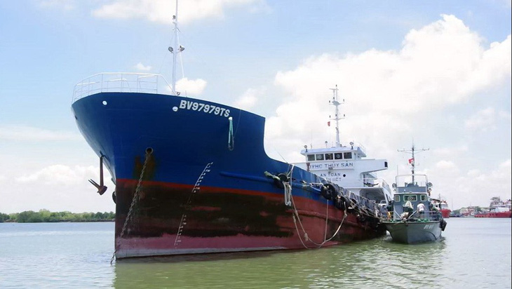 Bà Rịa - Vũng Tàu liên tiếp bắt hai tàu chở dầu không giấy tờ - Ảnh 1.
