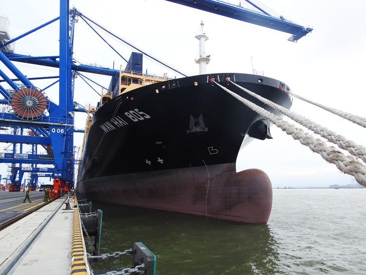 Tàu hàng khủng cập cảng container quốc tế Hải Phòng - Ảnh 1.