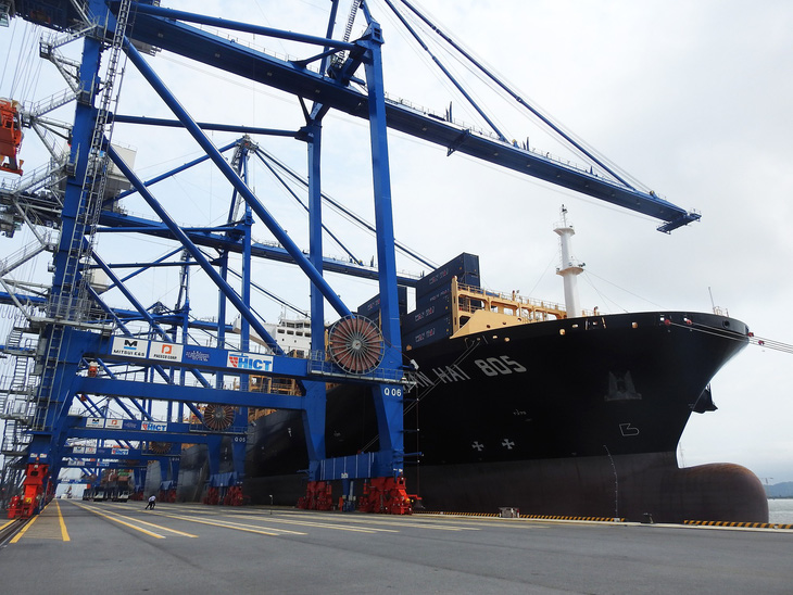 Tàu hàng khủng cập cảng container quốc tế Hải Phòng - Ảnh 3.