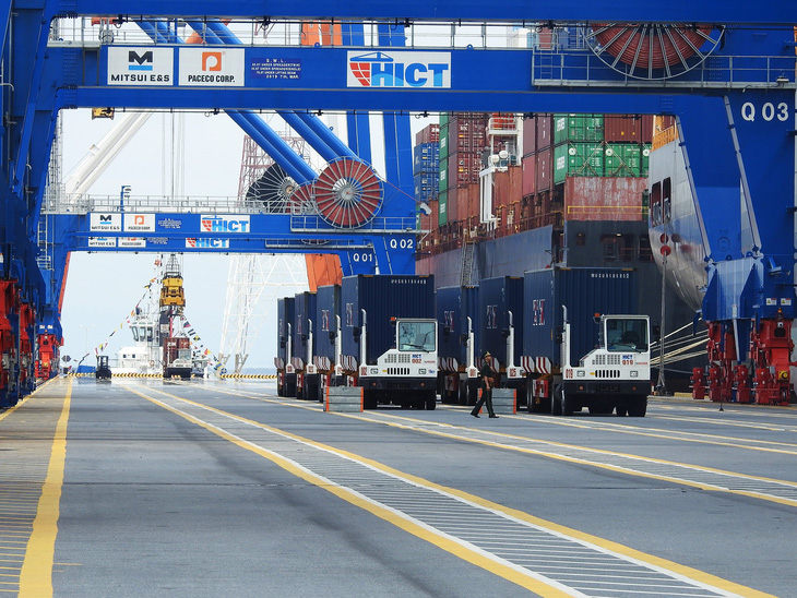 Tàu hàng khủng cập cảng container quốc tế Hải Phòng - Ảnh 2.