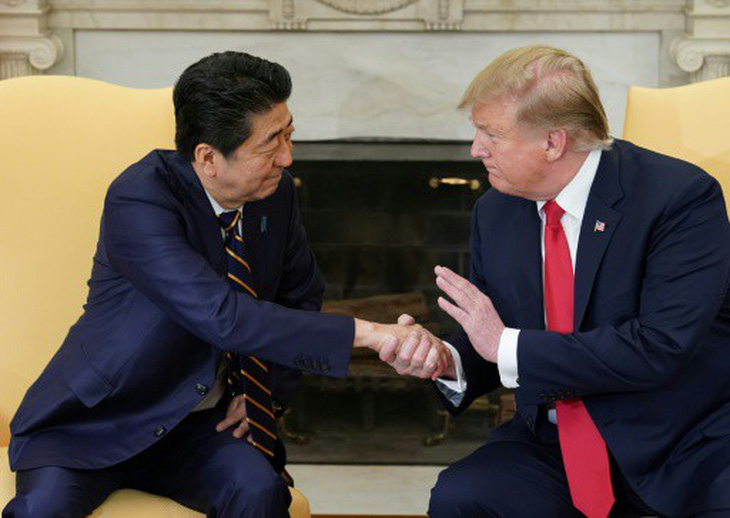 Ông Trump nói vừa điện đàm ‘tốt đẹp’ với ông Abe về Triều Tiên - Ảnh 1.